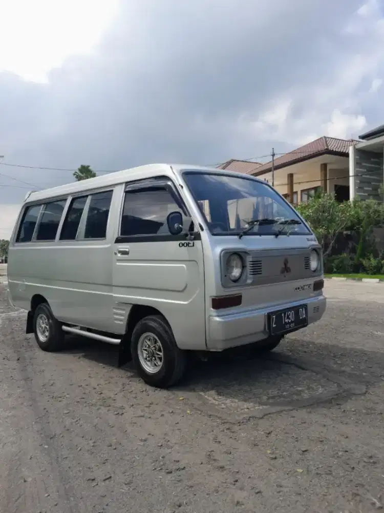 MOBIL ANTIK MINICAB 1982