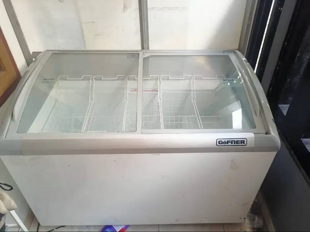 Sadhana Curve Glass Freezer Gofner 300 Liter UC32FAG Putih