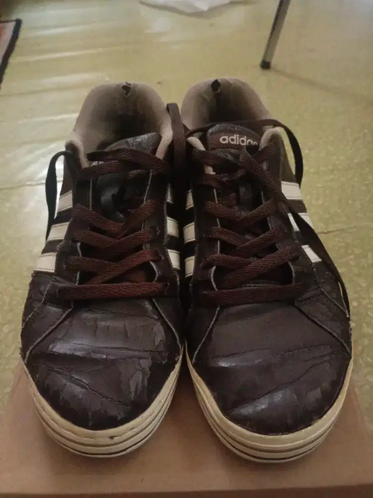 Sepatu Adidas coklat garis putih