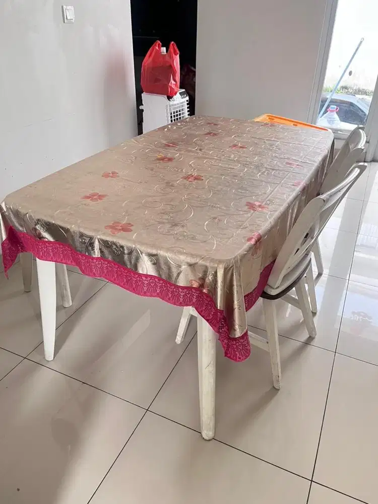 Meja makan 4 orang