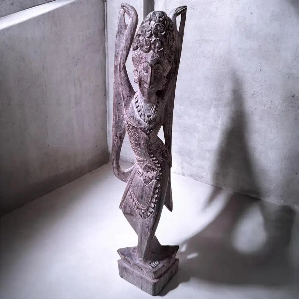 Patung kayu penari bali