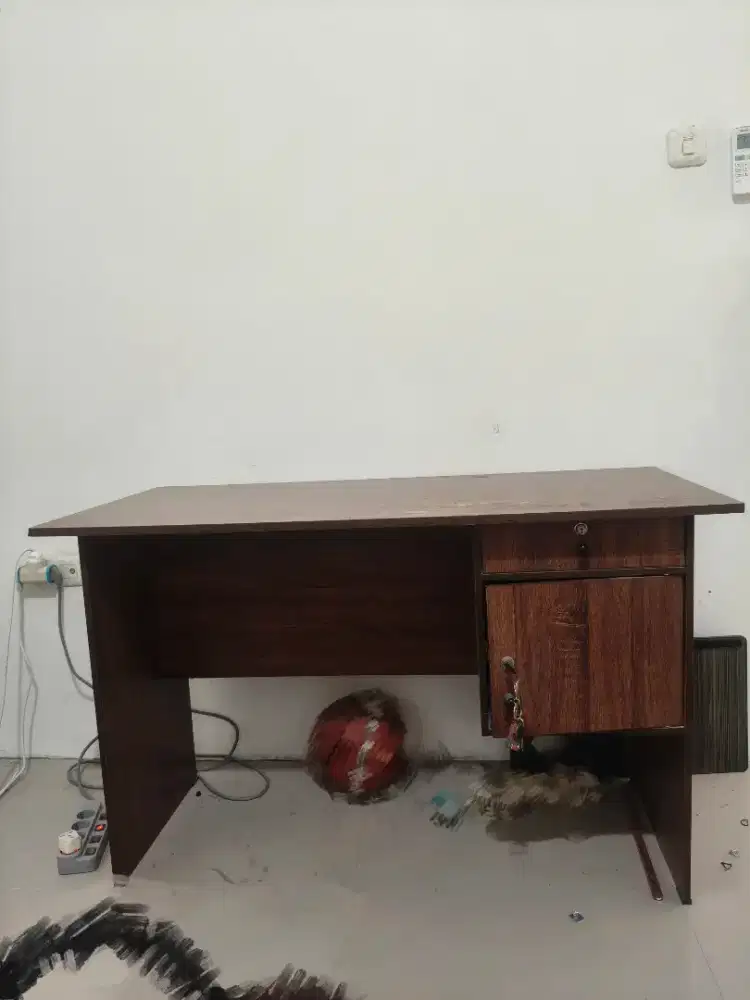 Meja kerja kantor kondisi masih bagus