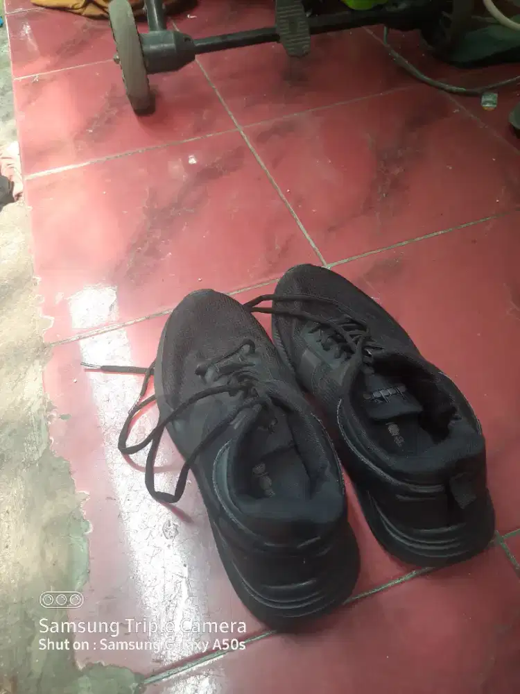 Sepatu hitam diadora