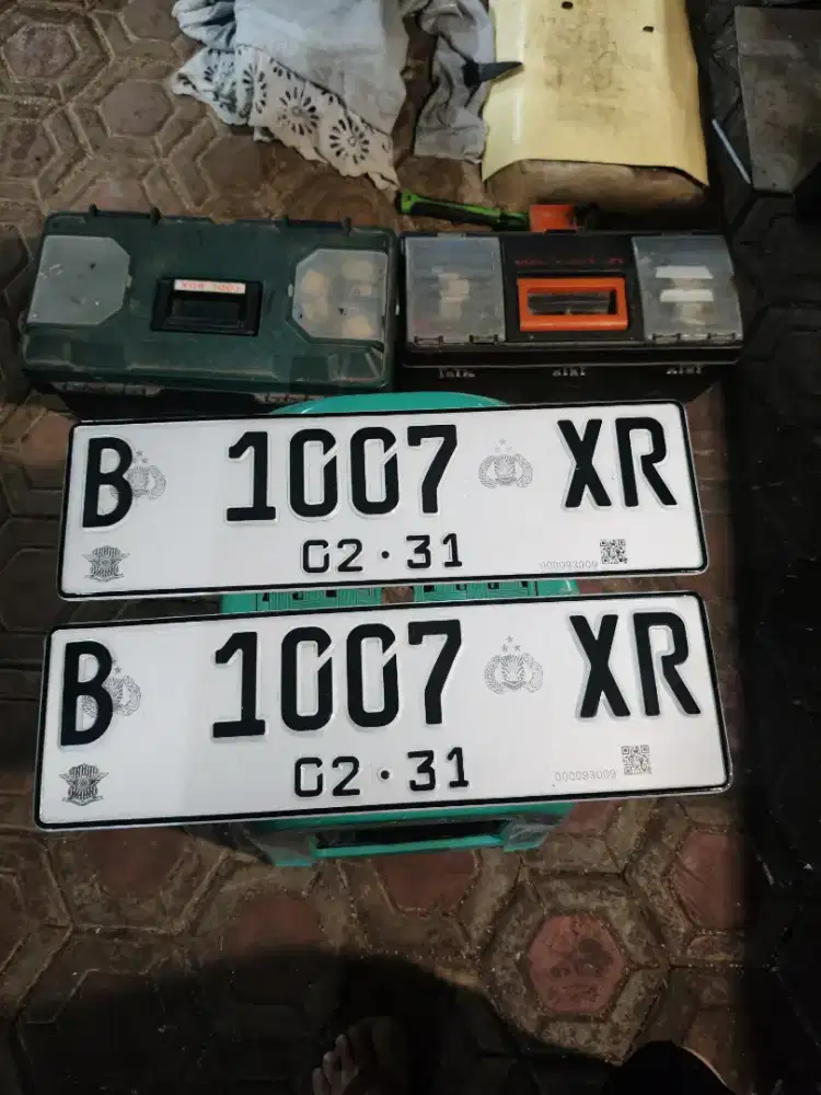 Plat mobil reflektif bisa menyala ,barcode , font terbaru, 2PCS, tebal