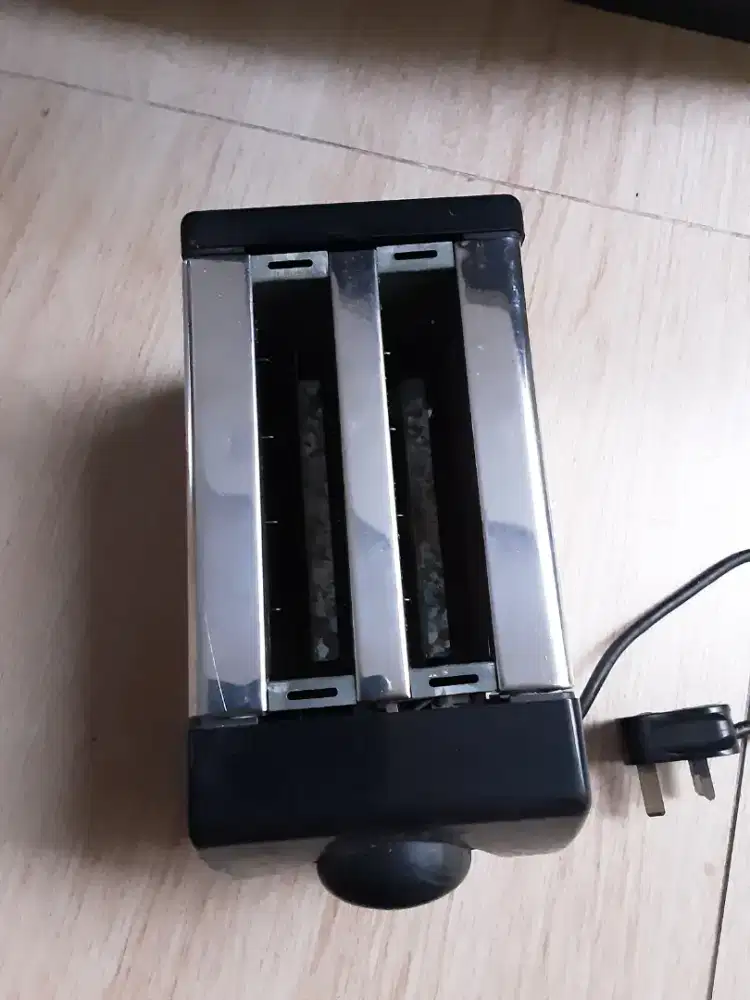 Toaster / pemanggang roti