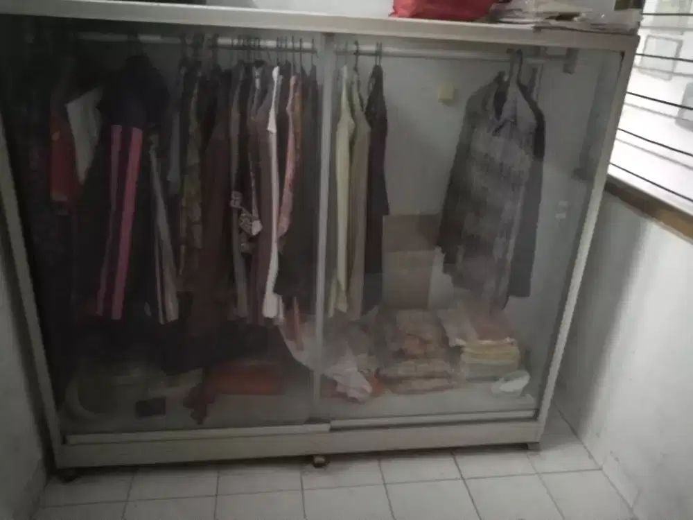 Dijual cepat etalase buat salon atau pun toko masih sempurna roda