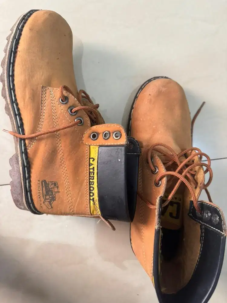 Sepatu caterpilar pria bekas