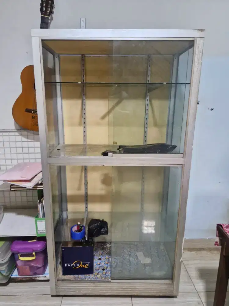 Etalase Kaca dan Bekas