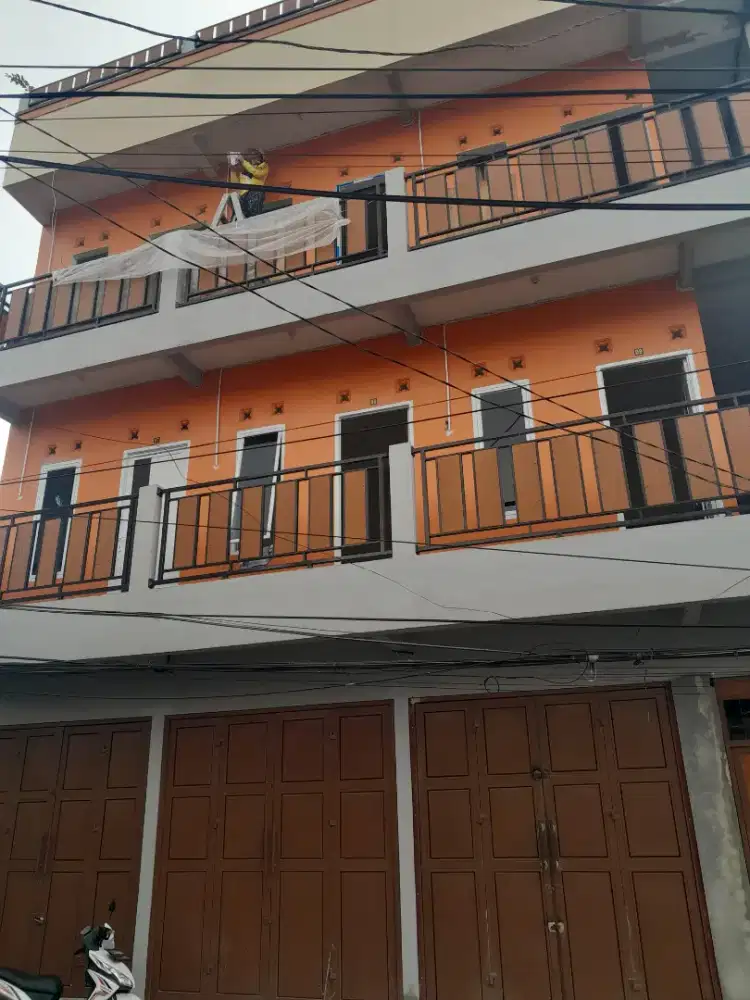 Kamar kontrakan keluarga muda.