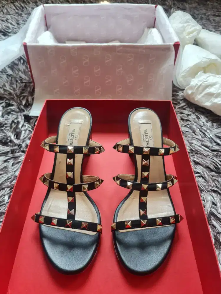 DI JUAL VALENTINO WEDGES LIKE NEW