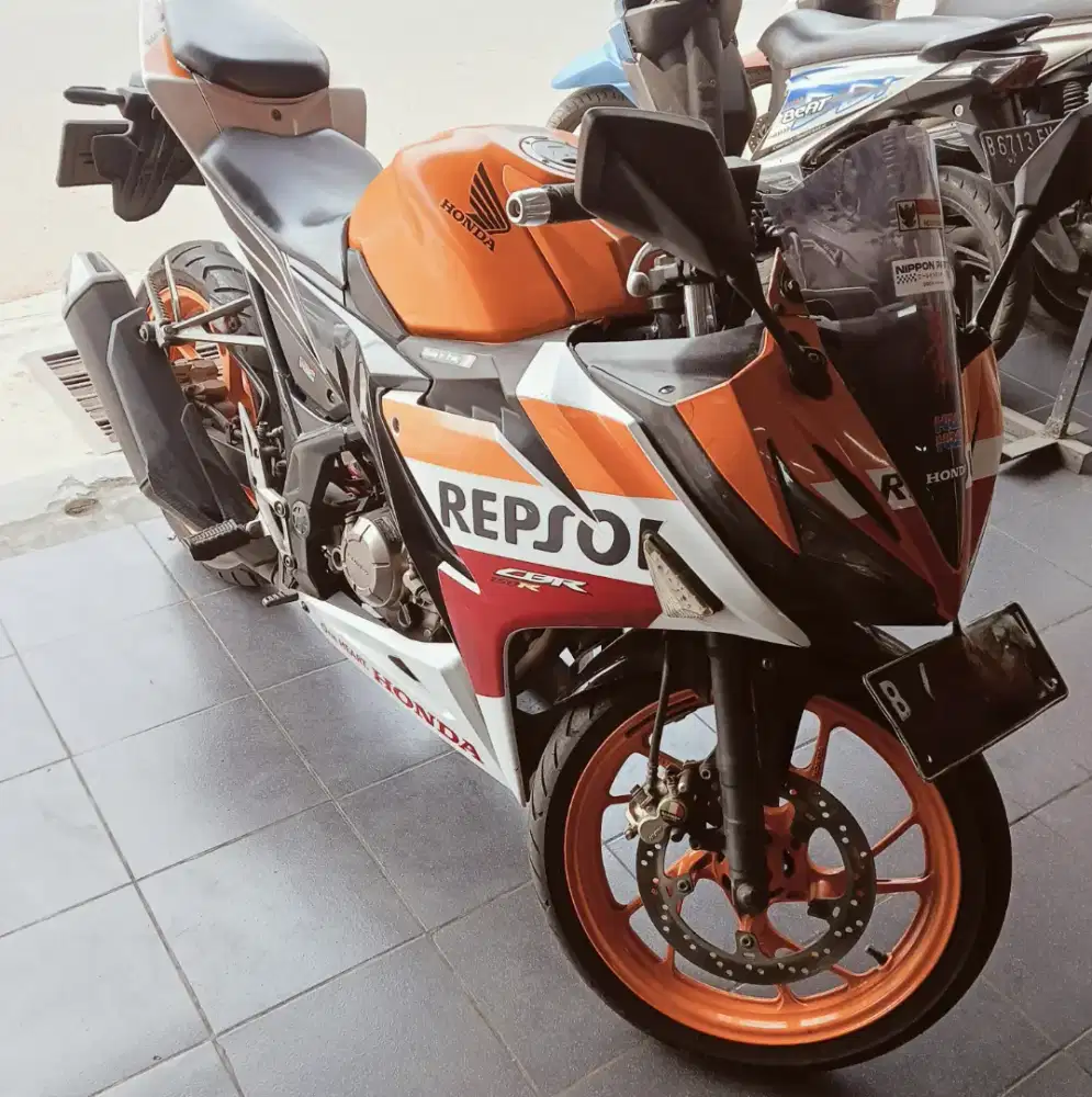 Motor Honda CBR 150R model Repsol