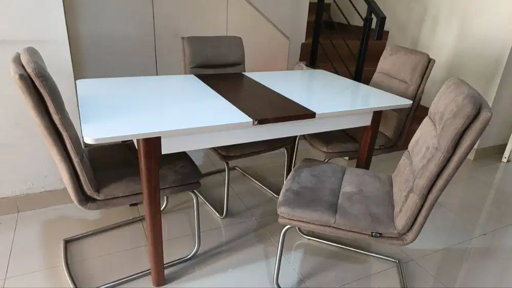 Set meja makan dan kursi seperti baru