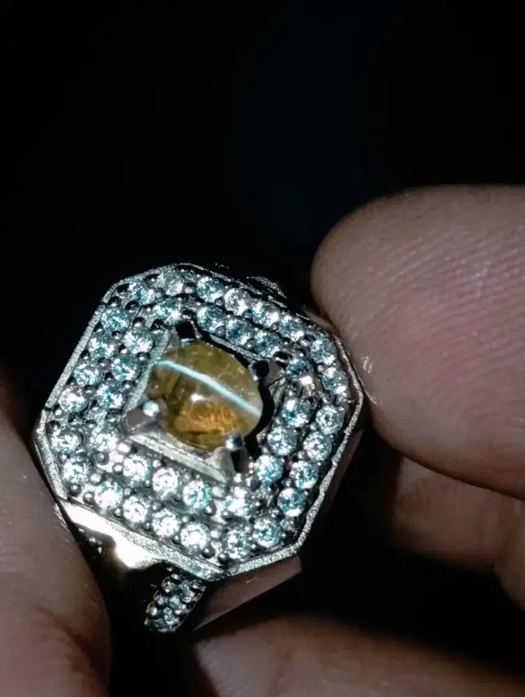 Cat eye chrysoberyl warna madu