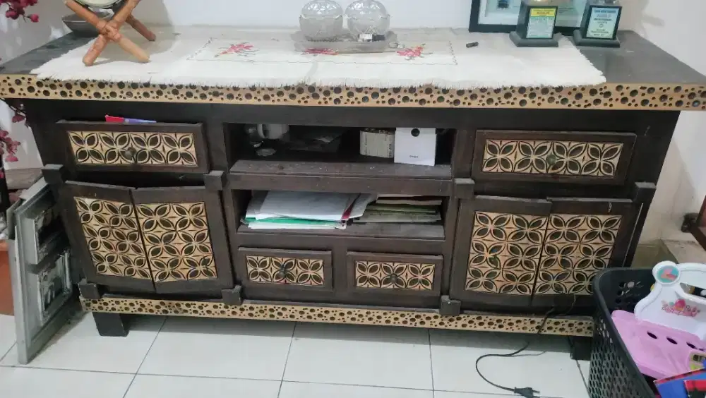 Lemari pajangan