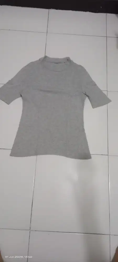 Kaos leher agak tinggi