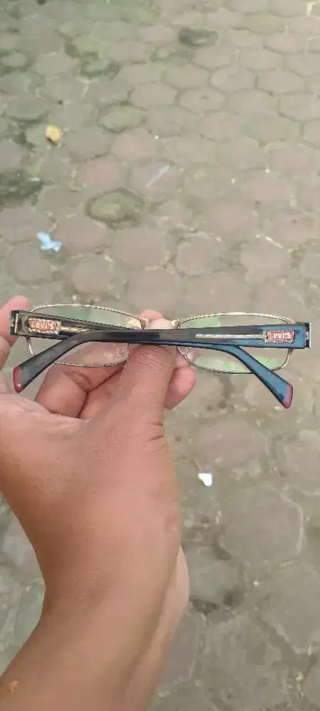 Kacamata levi's