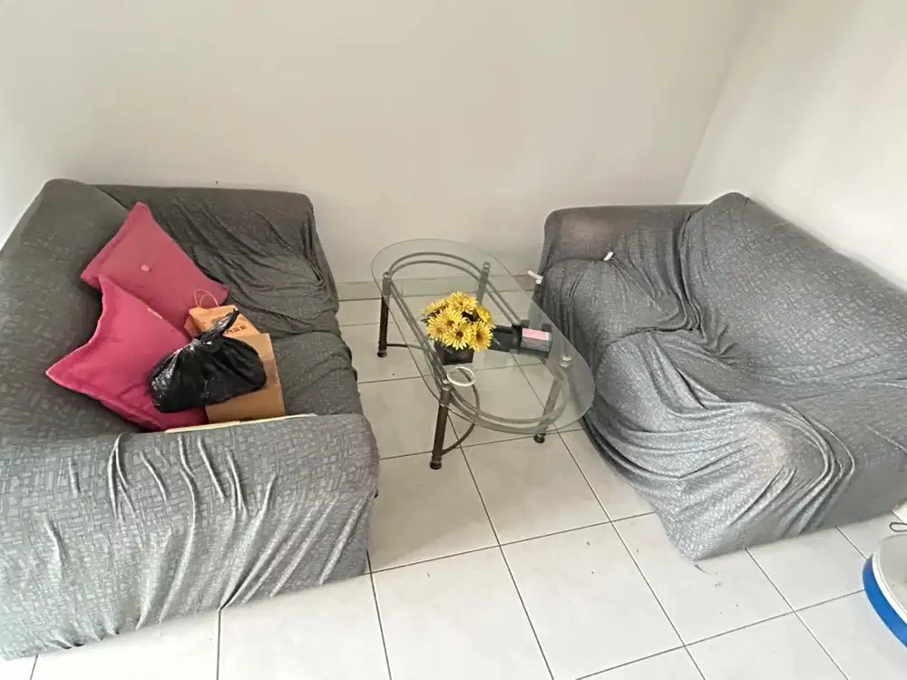 Sofa 2 seater 2 buah plus meja kaca