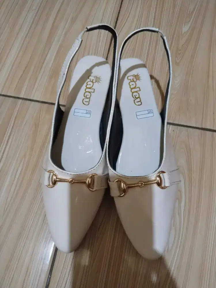 Sepatu kerja wanita