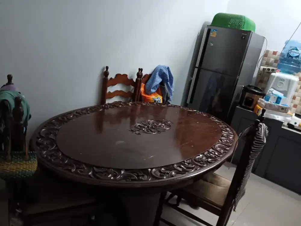 Meja makan jati