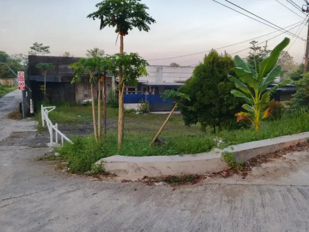 DIJUAL TANAH LOKASI DI BARAT PEREMPATAN KRONGGAHAN