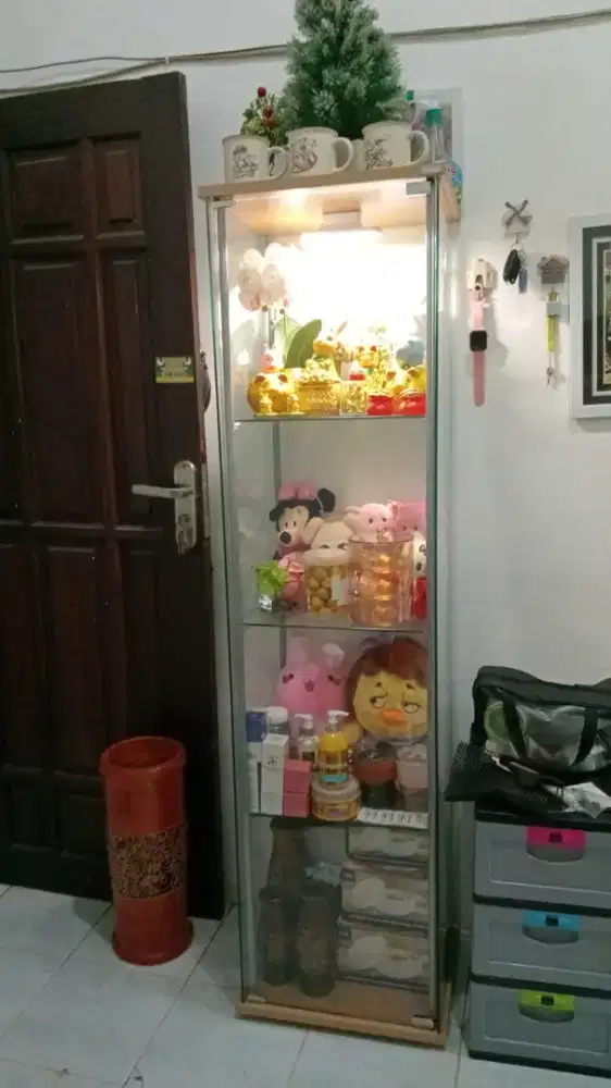 ETALASE KACA ACCESORIES RUANGAN
