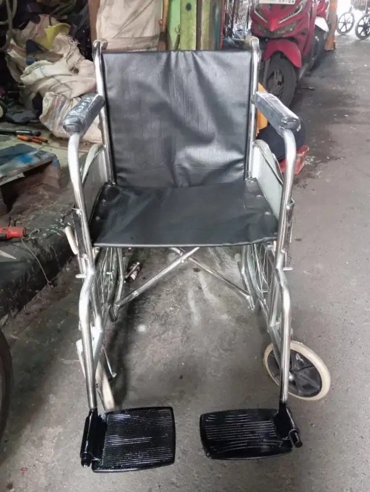 Kursi roda bekas siap pakai