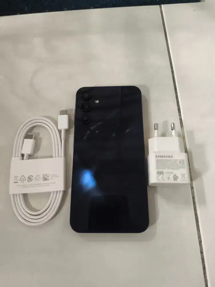 Samsung a15 4G 8/256 hp charger sein