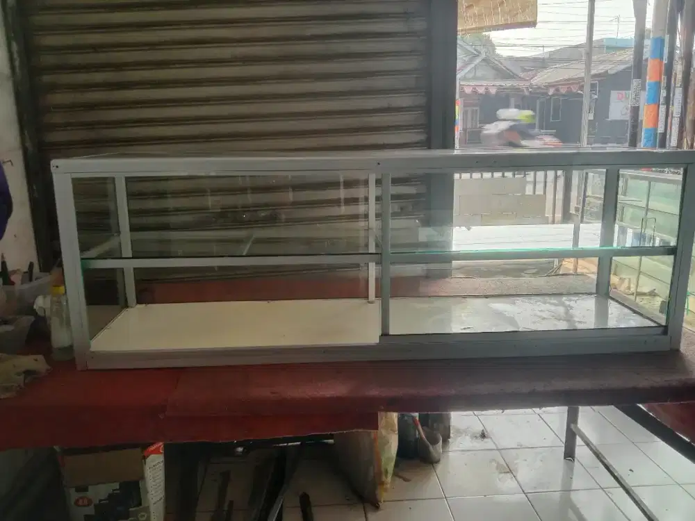 Kaca etalase warteg
