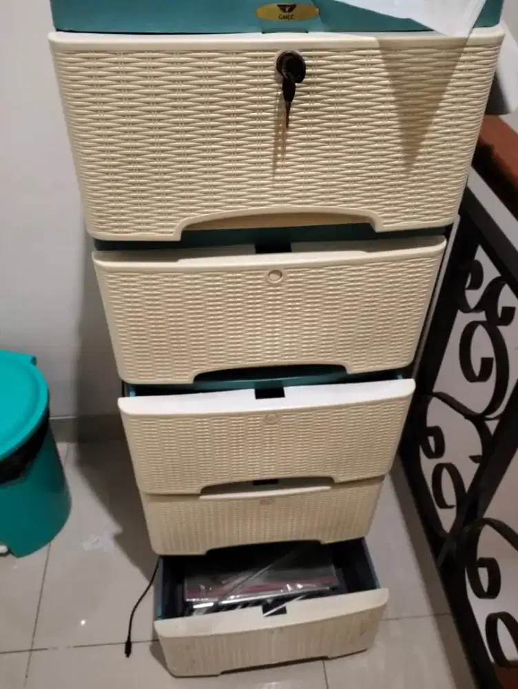 Rak buku /baju plastik dan gantungan handuk/baju