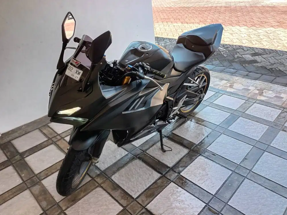 Honda CBR 150R Hitam Abu-abu  Tahun 2022 low km sangat baik dan mulus