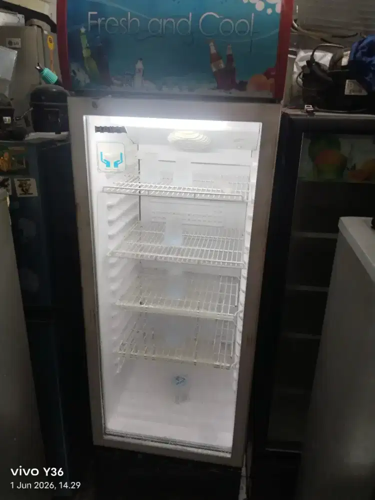 Di jual cepat showcase 4 rak merk haika