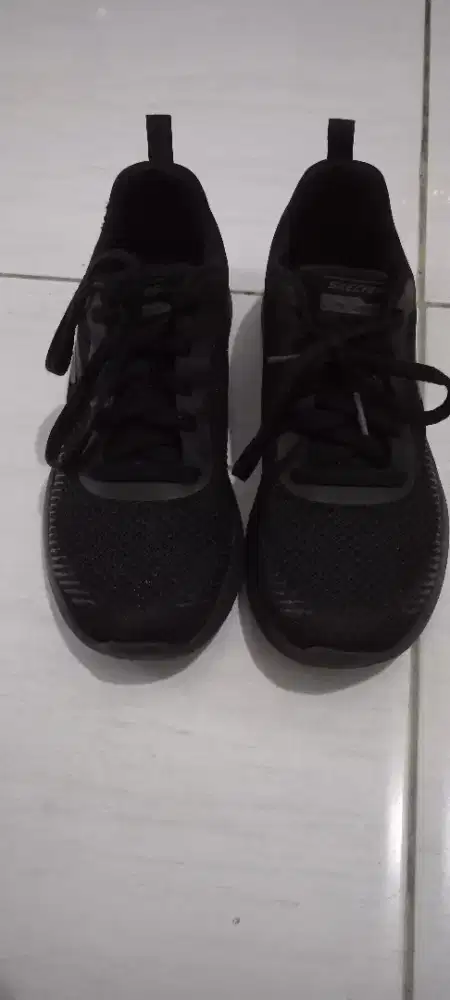 Sepatu Skechers hitam