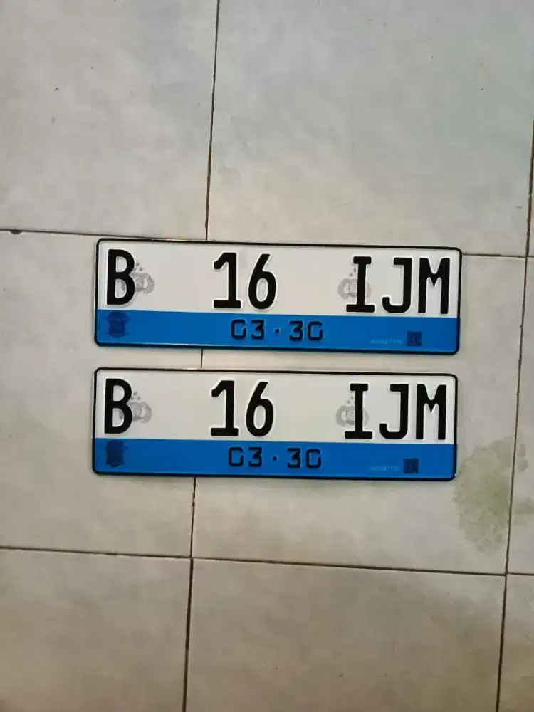Sepasang plat mobil listrik reflektif bisa menyala font terbaru 2pcs