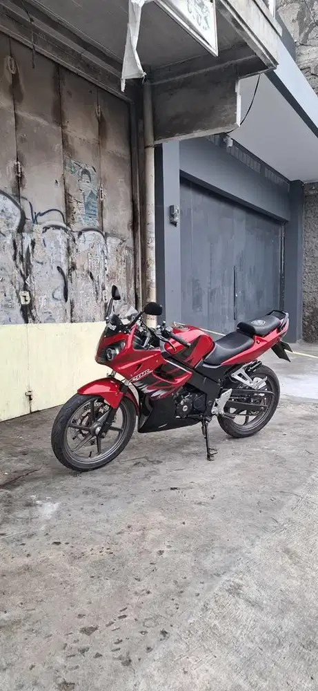 Honda CBR old 2010 red 150r