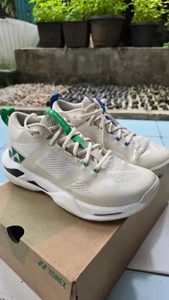 Sepatu Yonex Graphite Throttle