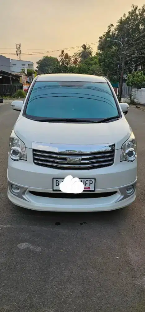 Toyota NAV1 2.0 V AT V Limited 2016 Putih