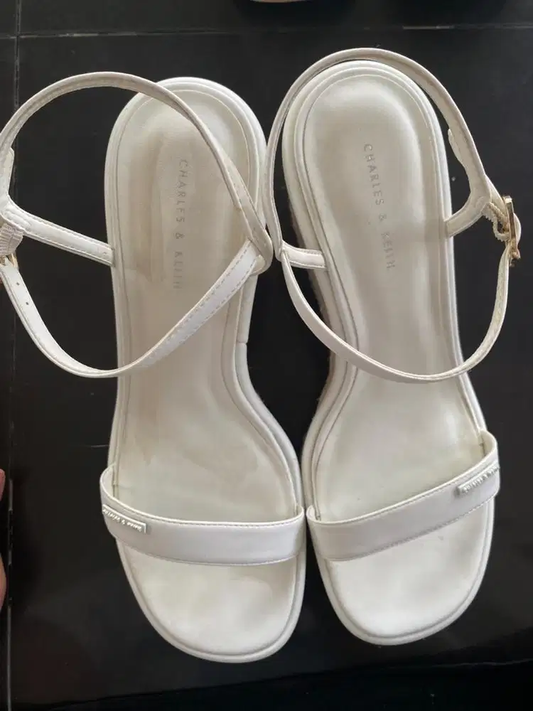 sepatu baru sekali pakai