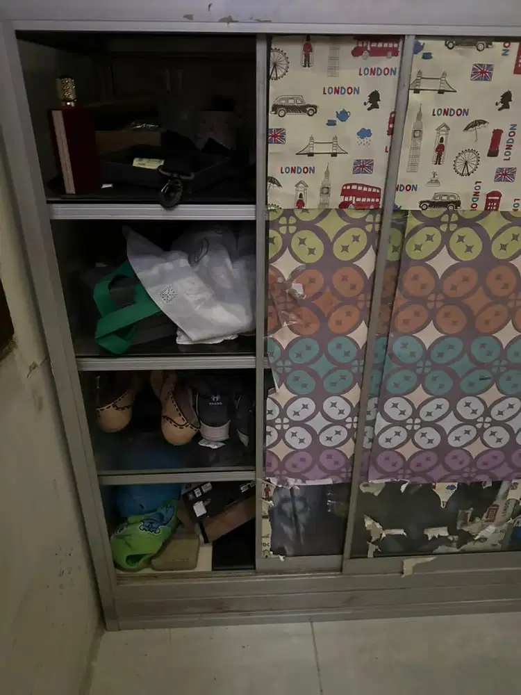 Etalase kaca kokoh