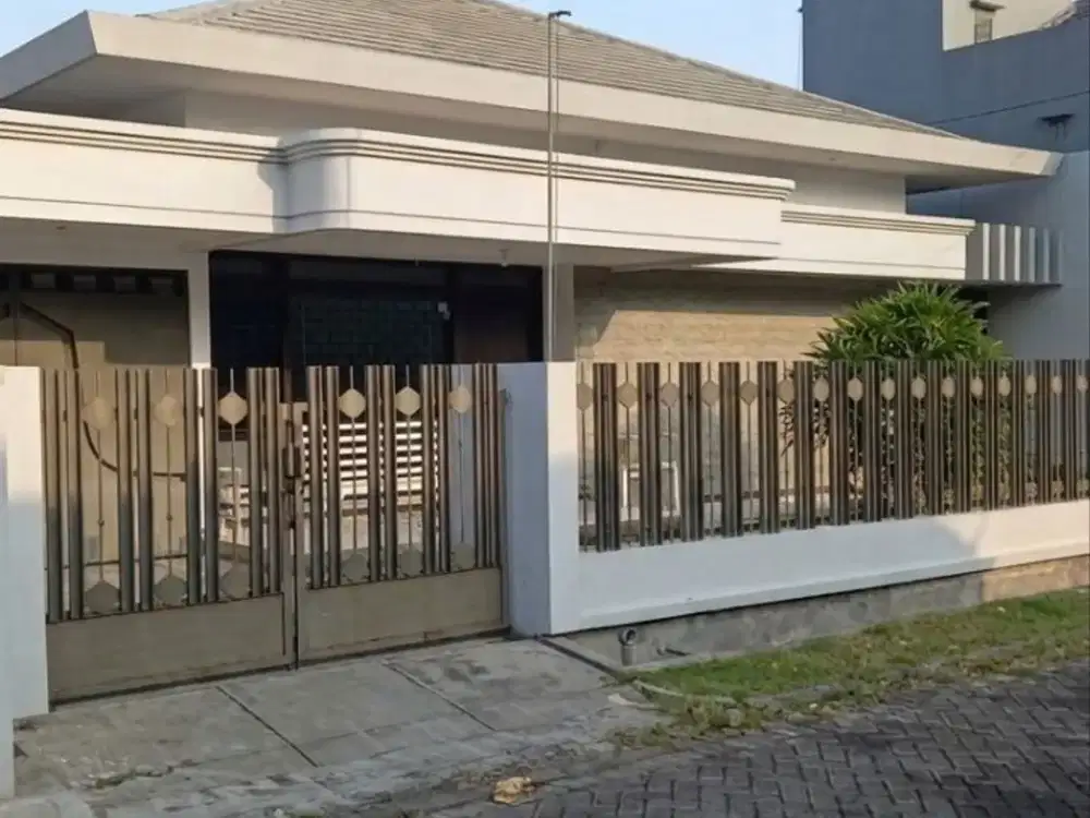 Rumah second,terawat di Manyar Tirtoyoso Selatan, Hadap Utara. ada Taman di  Depan dan  Blkg rumah