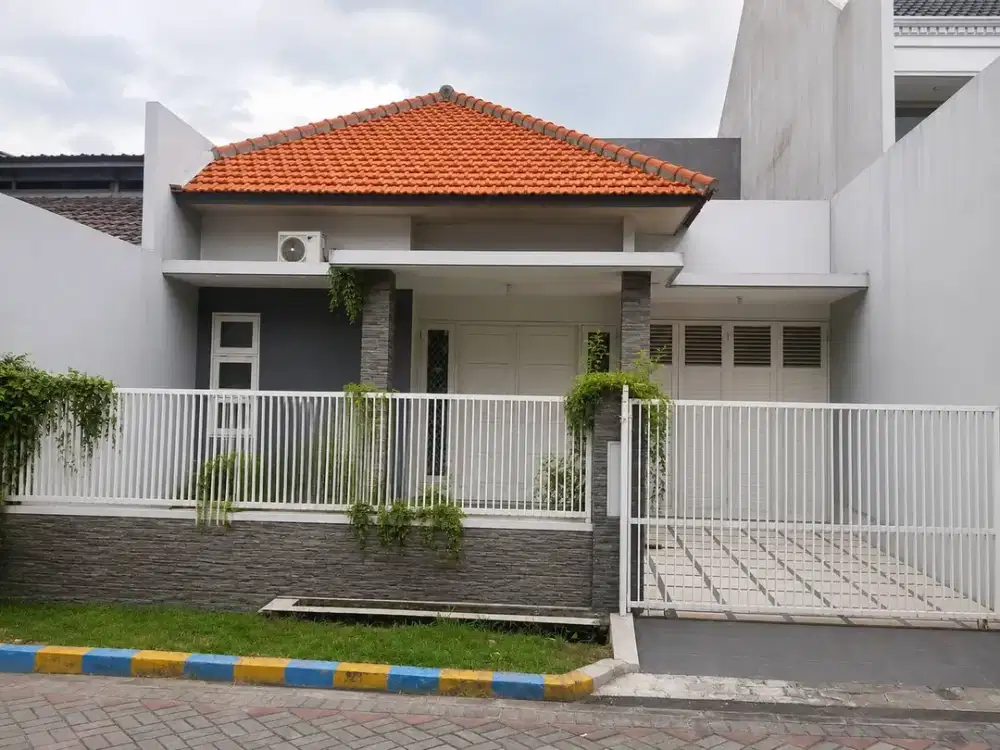 rumah yang dekat dengan UK Petra Lokasi: Kutisari Hadap : Barat Bonus AC
