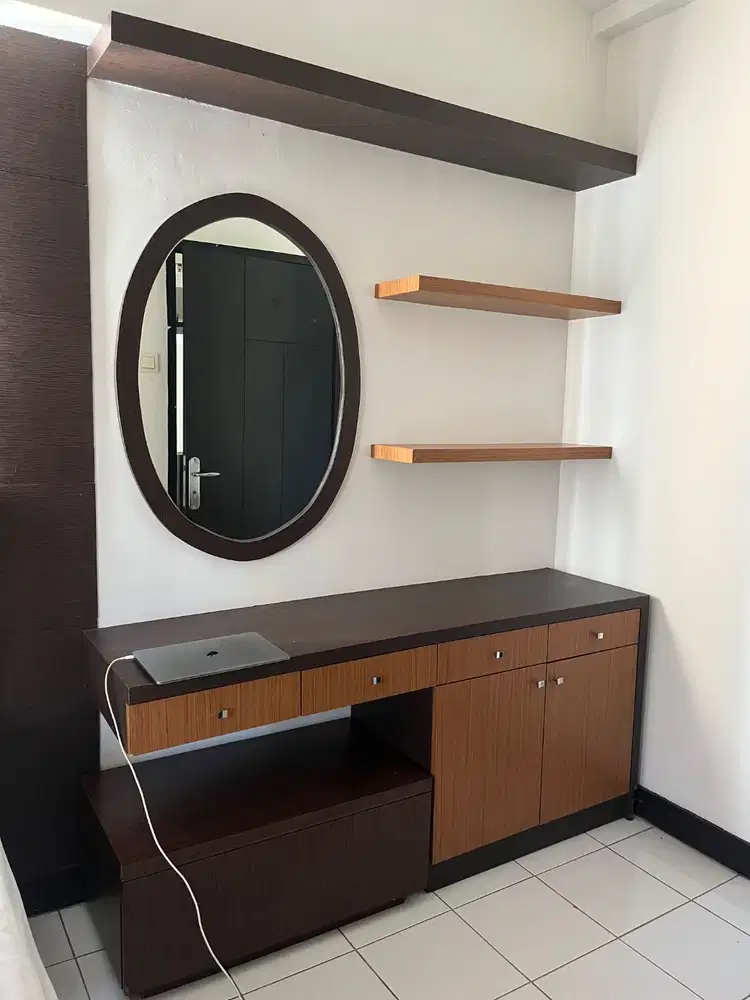Meja rias kamar bekas