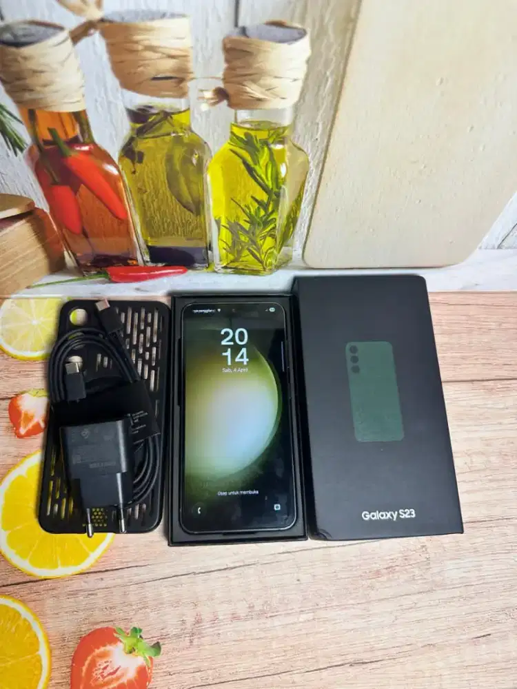Jual hp Samsung s23 8/256 likenew istimewa free adaptor n case