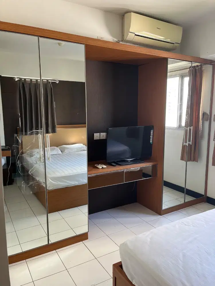 Lemari pakaian dan tv kamar bekas