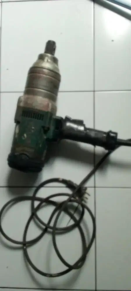 Impact listrik merk Makita.