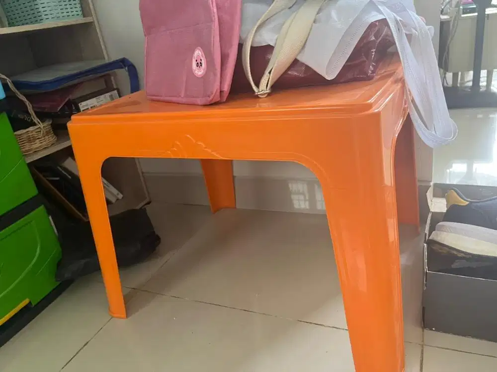 Meja plastik oren