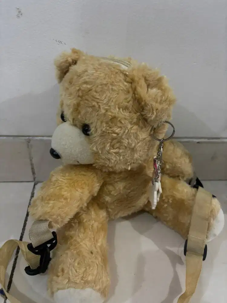 Boneka bekas beragam karakter