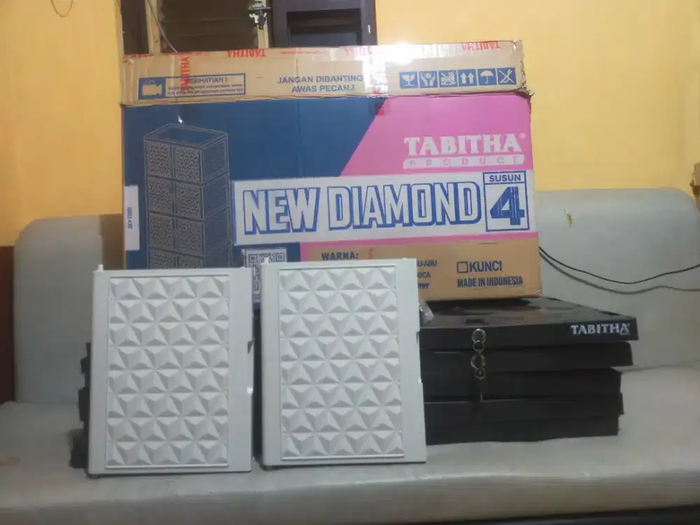 Lemari TABITHA 4 SUSUN + 2 KUNCI