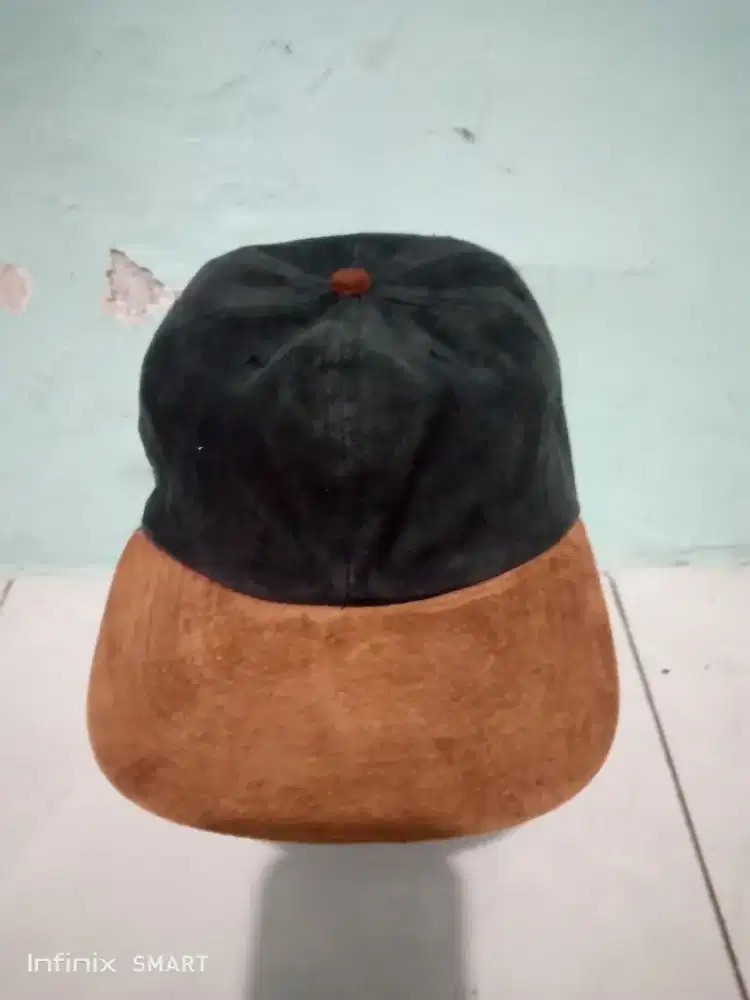 Topi coklat hitam