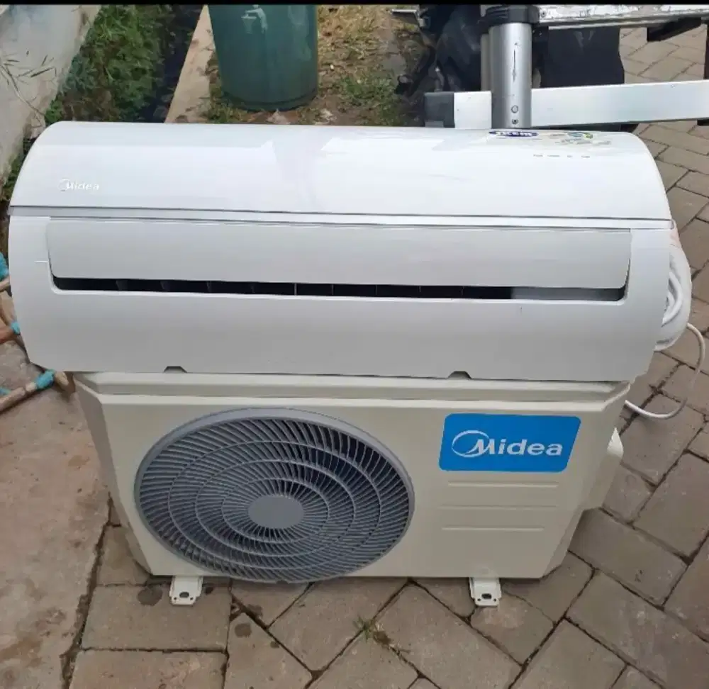 AC Midea 1/2pk mulus, putih bersih