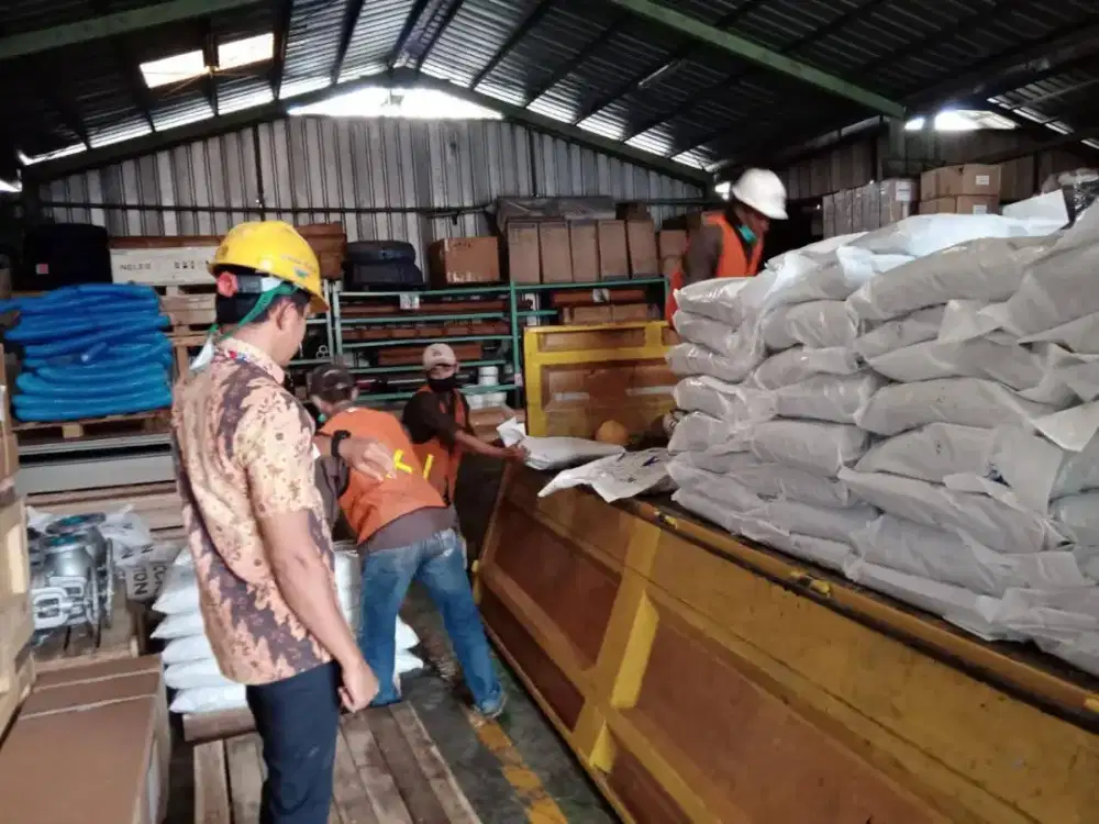 Menjual aspal dingin untuk jalan berlubang